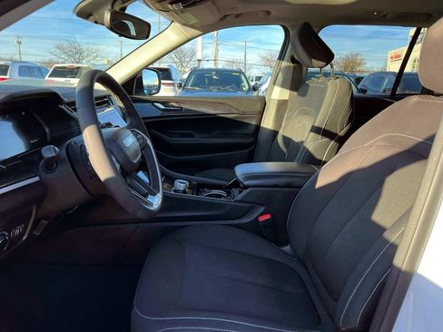 Certified 2023 Jeep Grand Cherokee Laredo w/ Luxury Tech Group I image 14