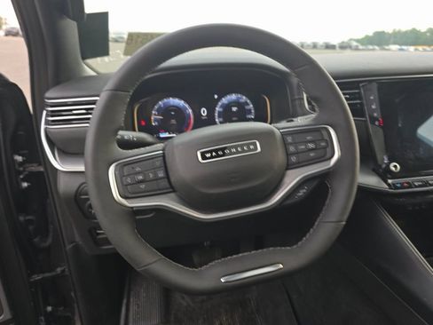 Used 2024 Jeep Wagoneer Series II AWD/4WD image 3