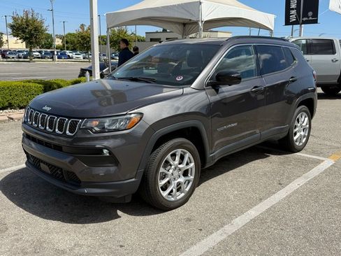 Used 2023 Jeep Compass Latitude AWD/4WD image 3