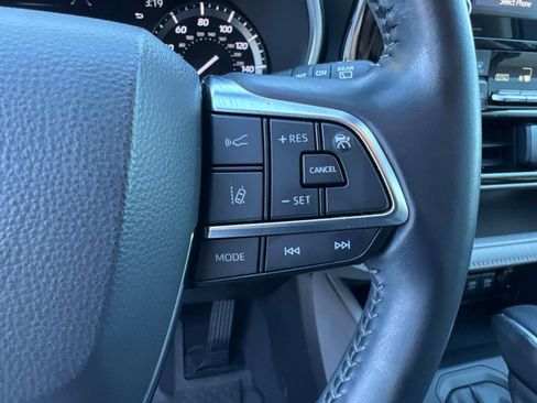 Used 2021 Toyota Highlander XLE image 31