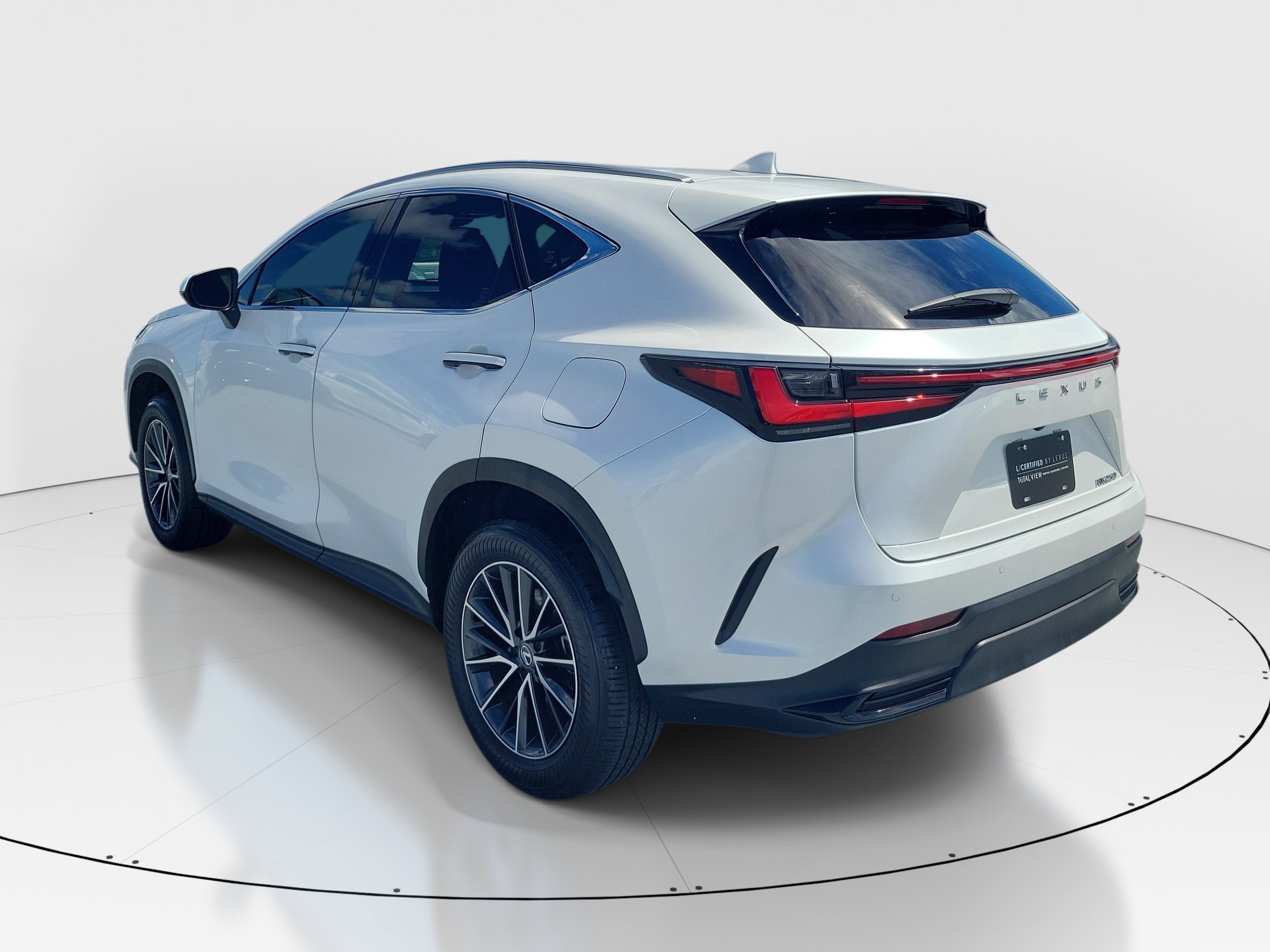 Used 2025 Lexus NX 250 FWD w/ Towing Package (2000 Lbs) image 4