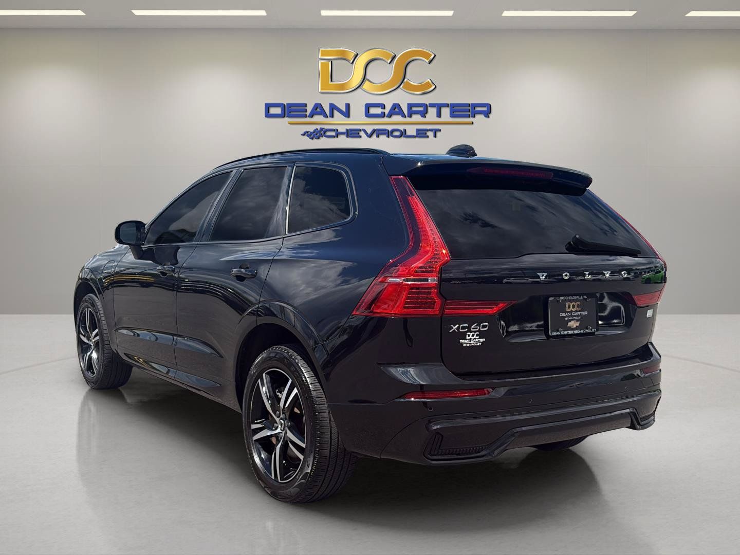 Used 2022 Volvo XC60 T8 R-Design w/ Climate Package AWD/4WD image 3