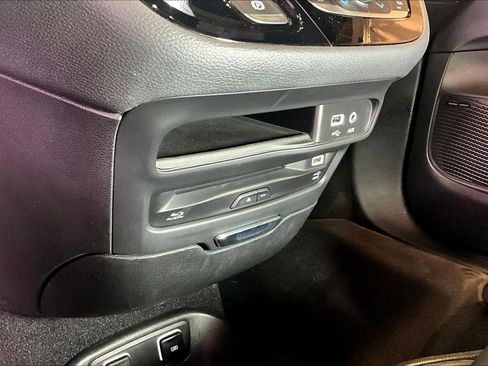 Used 2020 Chrysler Pacifica Limited w/ Advanced Safetytec Group FWD image 16
