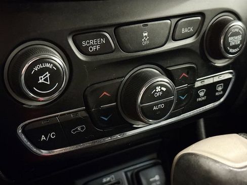 Used 2014 Jeep Cherokee Limited AWD/4WD image 16