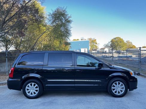 Used 2013 Chrysler Town & Country Touring image 4