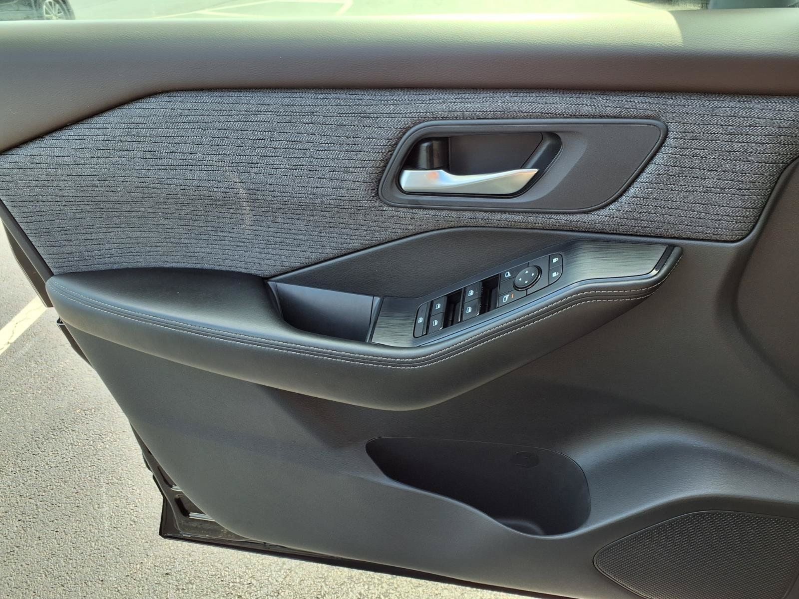 Used 2021 Nissan Rogue SV AWD/4WD image 16