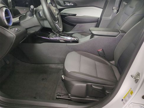 Certified 2025 Chevrolet Trax LT w/ Driver Confidence Package image 17