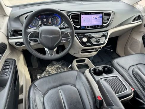 Used 2022 Chrysler Pacifica Touring-L image 9