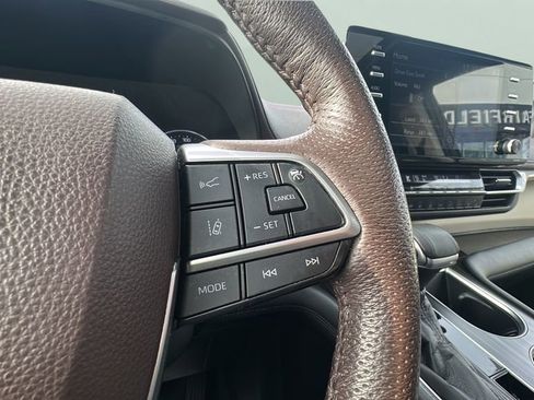 Used 2022 Toyota Sienna Platinum image 18