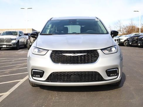 Used 2024 Chrysler Pacifica Limited image 3