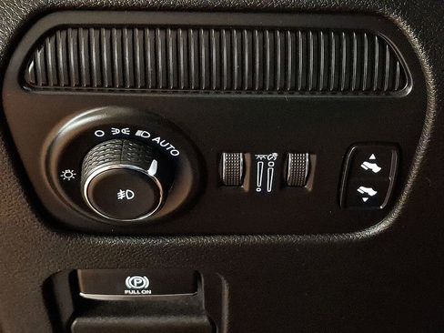 Used 2023 Jeep Wagoneer Series III w/ Premium Group I image 17