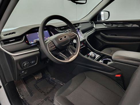 Used 2023 Jeep Grand Cherokee Laredo AWD/4WD image 41