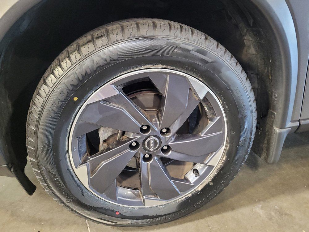 Used 2025 Nissan Rogue SV w/ SV Premium Package FWD image 31