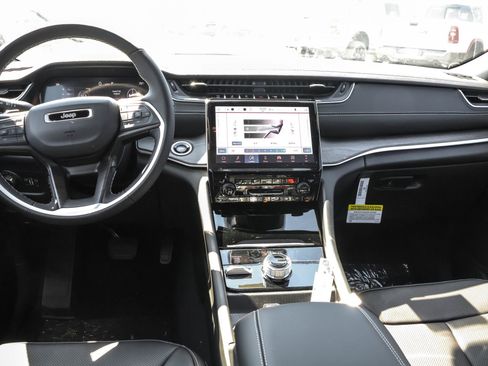 New 2025 Jeep Grand Cherokee Limited w/ Luxury Tech Group II image 17