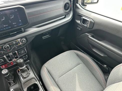 Used 2025 Jeep Wrangler Unlimited Rubicon w/ Convenience Group AWD/4WD image 20