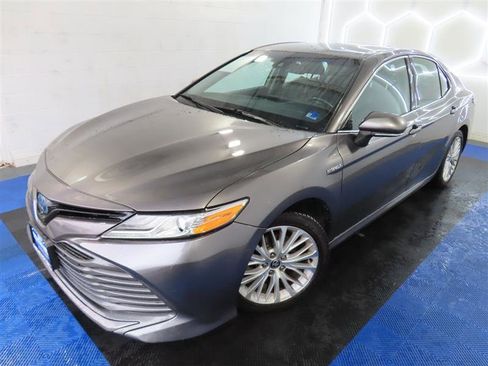 Used 2020 Toyota Camry XLE image 4