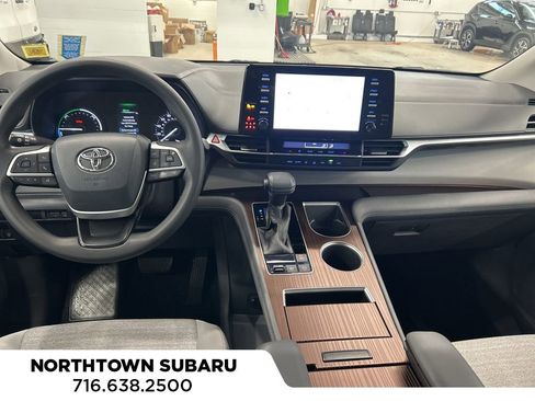Used 2021 Toyota Sienna LE FWD image 3