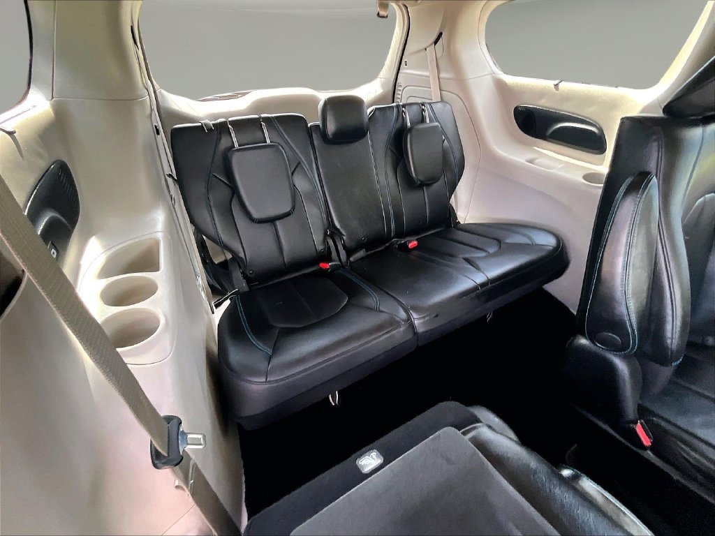 Used 2021 Chrysler Pacifica Touring-L w/ Uconnect Theater Family Group FWD image 28