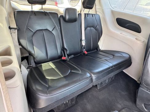 Used 2024 Chrysler Pacifica Touring-L FWD image 17