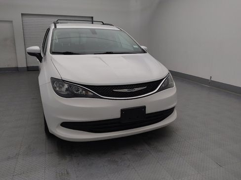 Used 2020 Chrysler Voyager Lxi image 14