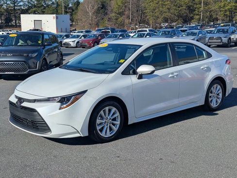 Used 2025 Toyota Corolla LE image 3