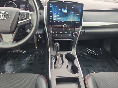 Used 2017 Toyota Camry SE w/ Moonroof Package FWD image 11