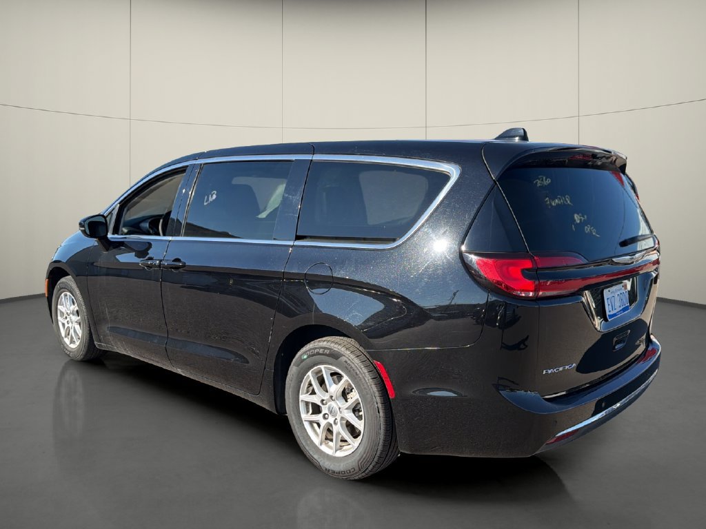 Used 2024 Chrysler Pacifica Touring-L FWD image 5