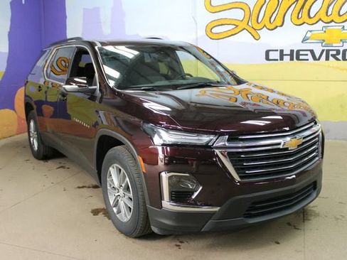 Used 2023 Chevrolet Traverse LT FWD image 2