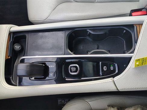 Certified 2022 Volvo XC90 T8 Inscription Expression w/ Advanced Package image 23