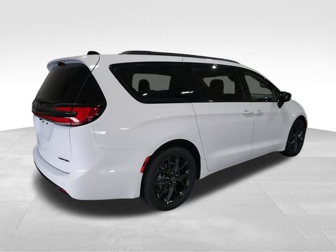 New 2026 Chrysler Pacifica Limited w/ S Appearance Package FWD image 8