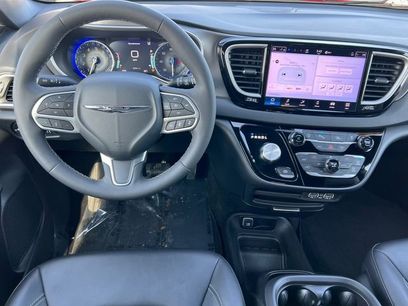 Used 2025 Chrysler Pacifica Select