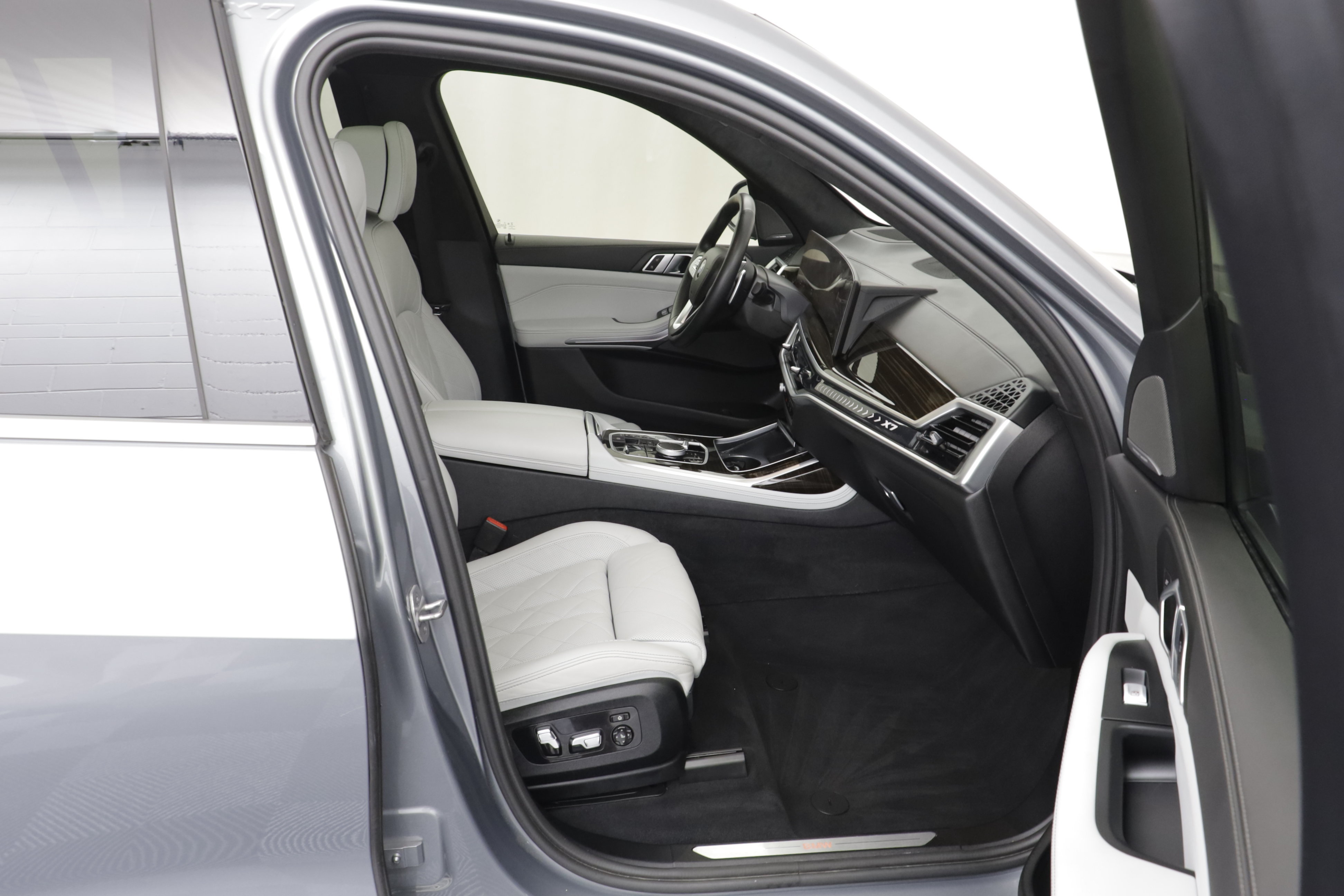 Used 2023 BMW X7 xDrive40i w/ Premium Package AWD/4WD image 21
