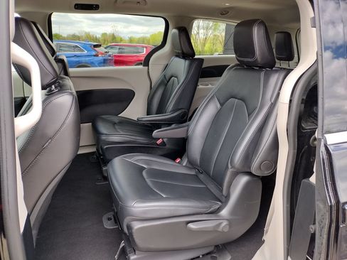Used 2024 Chrysler Pacifica Limited FWD image 8