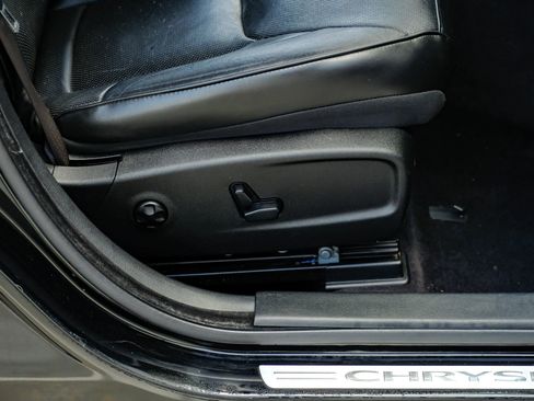 Used 2018 Chrysler 300 Limited RWD image 37