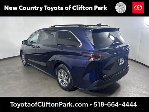 Used 2024 Toyota Sienna LE AWD/4WD image 5