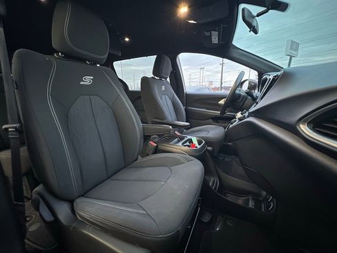 Used 2018 Chrysler Pacifica Touring Plus w/ S Appearance Package image 27