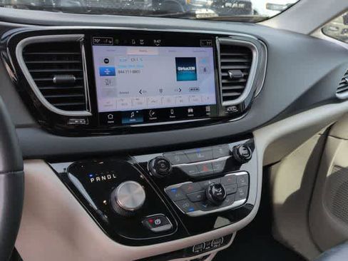 Used 2022 Chrysler Pacifica Touring-L FWD image 26