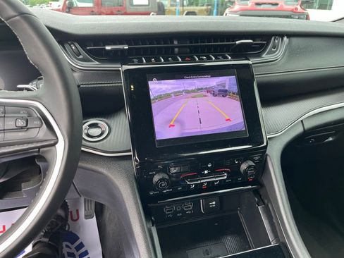 Used 2025 Jeep Grand Cherokee Altitude AWD/4WD image 10