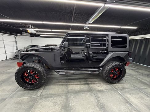 Used 2017 Jeep Wrangler Unlimited Rubicon w/ Connectivity Group image 3