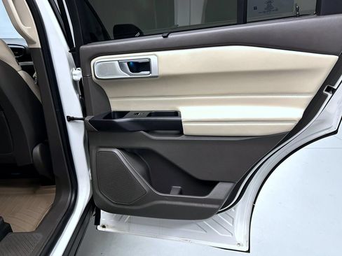 Used 2020 Ford Explorer Platinum w/ Premium Technology Package AWD/4WD image 17