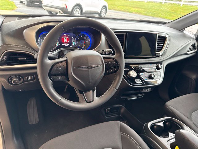 Used 2023 Chrysler Pacifica Touring FWD image 17