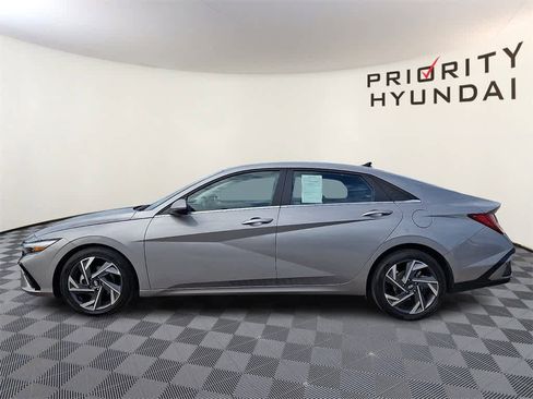 Used 2025 Hyundai Elantra Limited image 7