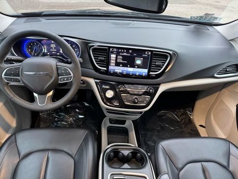 Used 2023 Chrysler Pacifica Touring-L image 11
