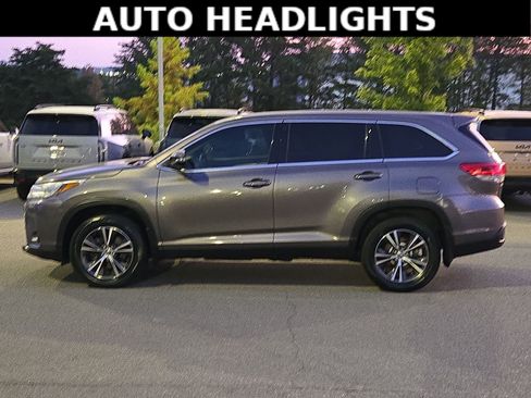 Used 2019 Toyota Highlander LE FWD image 4