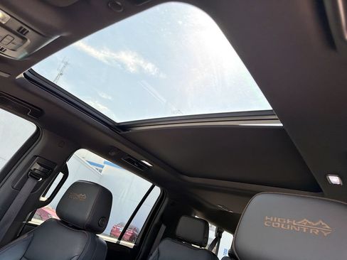 Used 2022 Chevrolet Suburban High Country RWD image 25