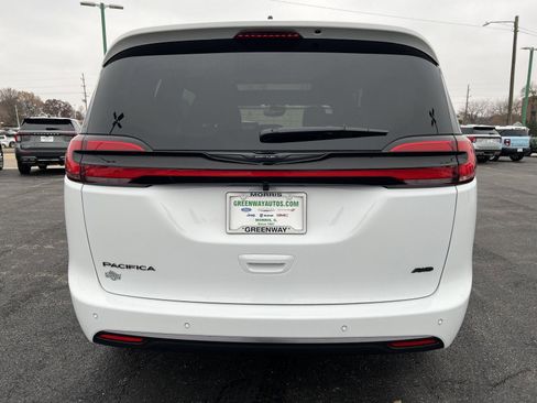 New 2026 Chrysler Pacifica Select image 6