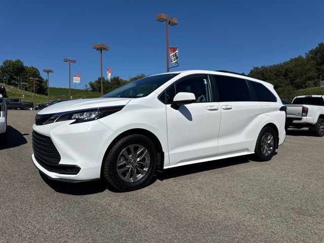 Used 2023 Toyota Sienna LE AWD/4WD image 1