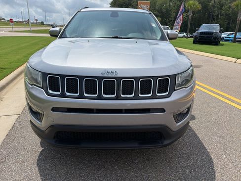 Used 2018 Jeep Compass Latitude FWD image 11