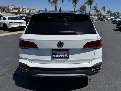 Used 2024 Volkswagen Taos SE w/ Panoramic Sunroof Package FWD image 7