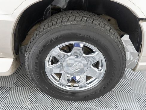 Used 2004 Cadillac Escalade AWD image 32